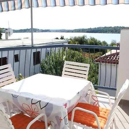 Beachfront Nika Srima Appartement